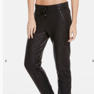 NWT FABLETICS KIMBERLEY SWEATPANT BLACK ICE PRINT